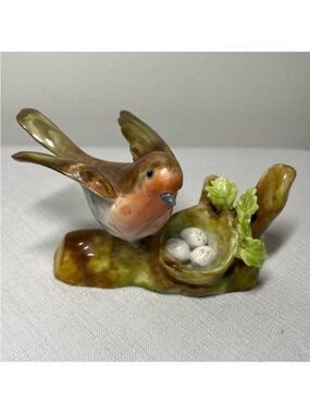 CROWN STAFFORDSHIRE J.T. JONES Robin and its Nest. FINE BONE CHINA FIGURINE
